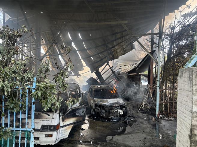 屏东县内埔乡一处槟榔园铁皮屋工寮传火警，2人逃出1女烧伤救治中。（屏东县消防局提供／谢佳潾屏东传真）