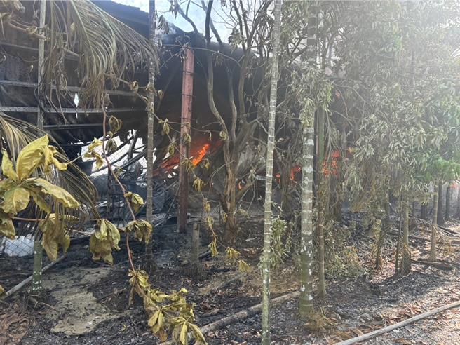 屏东县内埔乡一处槟榔园铁皮屋工寮传火警，2人逃出1女烧伤救治中。（屏东县消防局提供／谢佳潾屏东传真）