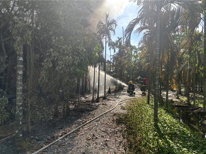 屏东县内埔乡一处槟榔园铁皮屋工寮传火警，2人逃出1女烧伤救治中。（屏东县消防局提供／谢佳潾屏东传真）