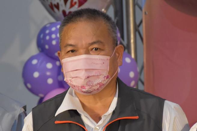 苗栗县苑里镇前镇长刘秋东涉嫌在起建苑里镇青埔生命纪念馆第二纳骨塔工程中，向纳骨柜所需的耐燃二级SMC复合材料厂商绑标索贿800万元，遭苗栗地检署起诉。（谢明俊摄）