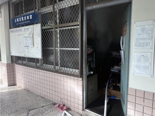 台南市東區國立台南大學榮譽校區二樓「太陽光電實驗室」24日上午8點多傳出火災。（讀者提供／洪榮志台南傳真）