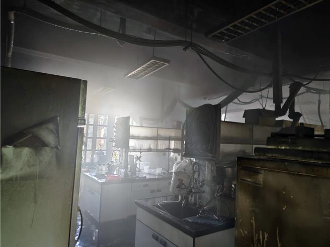 台南市東區國立台南大學榮譽校區二樓「太陽光電實驗室」24日上午8點多傳出火災，實驗室內一處藥品櫃位燃燒。（讀者提供／洪榮志台南傳真）