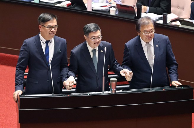 立委罗智强24日在质询时要求环境部长彭启明（左）与卫福部长邱泰源（右）大和解，行政长卓荣泰（中）主动牵起两人双手表示支持。（姚志平摄）