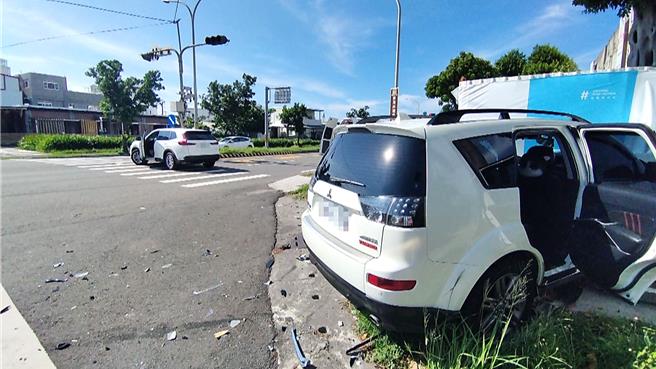 台东市大同路与临海路口发生转弯车与直行车相撞，两车弹开后，又分别撞上施工围墙及安全岛。（读者提供／萧嘉蕙台东传真）