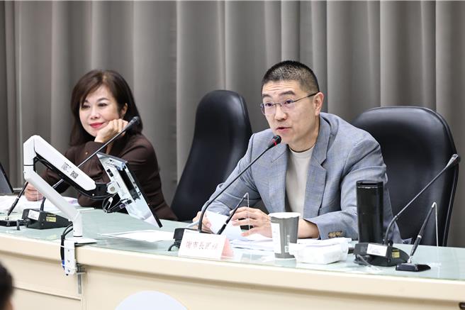 基隆市长谢国梁（右）24日上午主持灾復工作专案讨论会议，要求市府各局处全力协助这次因为豪雨造成淹水的受灾民眾。（基隆市政府提供／张志康基隆传真）