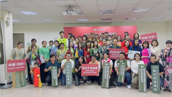 民進黨新北市黨部今舉辦新住民諮詢站啟用典禮，多為新住民到場參與。（呂健豪攝）