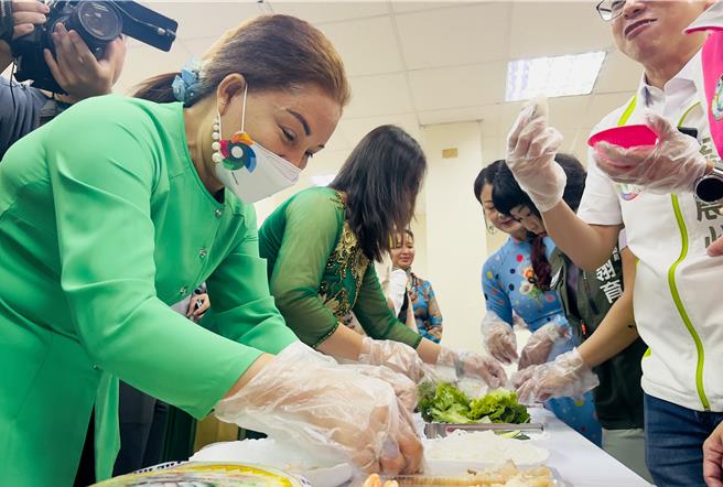 活動中有新住民現場示範製作越式春捲。（呂健豪攝）