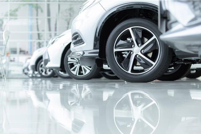 大陆车市「价格战」杀见骨导致经销商越卖越亏，汽车流通协会向官方递交紧急报告，呼吁关注业者资金困境与关停风险。（示意图:shutterstock/达志）