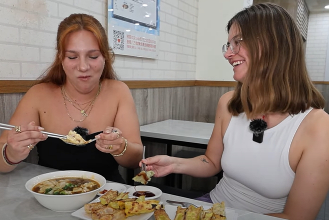 台灣的鍋貼、水餃很好吃，深受不少外國人喜愛。（圖／翻攝自不要鬧工作室YouTube）