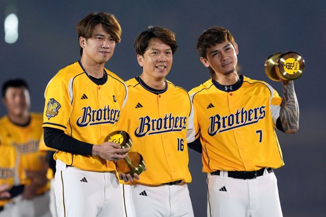 中信兄弟球员王威晨（左）、张志豪（右）准备两个16公斤的哑铃送给周思齐（中），希望热爱重训的他退休后仍可以持续训练。（黄世麒摄）