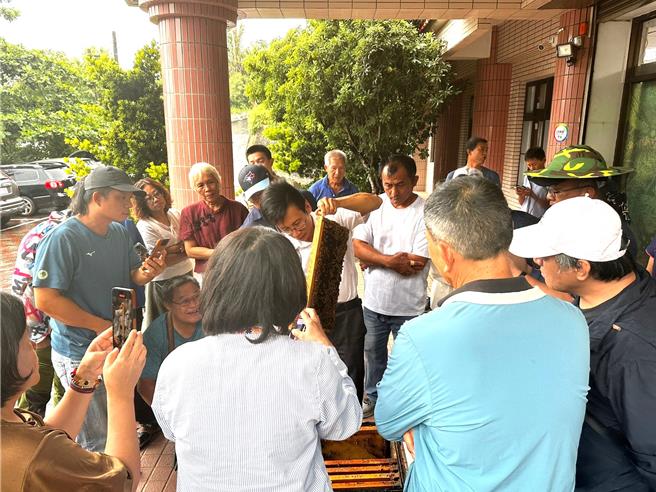 課程特別邀請到台灣蜂類保育協會理事長蔡明憲（手持巢片者）授課。（林保署台東分署／蔡旻妤台東傳真）