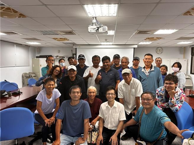 養蜂課程學員們與授課講師、台東分署同仁合影。（林保署台東分署／蔡旻妤台東傳真）