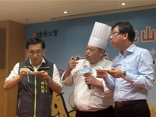 雙溪區長林銚傑表示，雙溪區的山藥口感非常不一樣，吃起來口感Q彈、綿綿密密，還有淡淡的人蔘味。（柯毓庭攝）