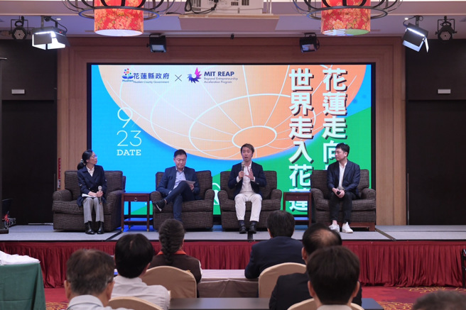 左至右分别为数位经济暨产业发展协会秘书长黄玉华、GRC国富绿景创投创办人暨管理合伙人任昭铭、东京Venture Café执行长Ryusuke Komura、福冈Venture Café执行长Yusuke Matsuo。（图/花莲县政府提供）