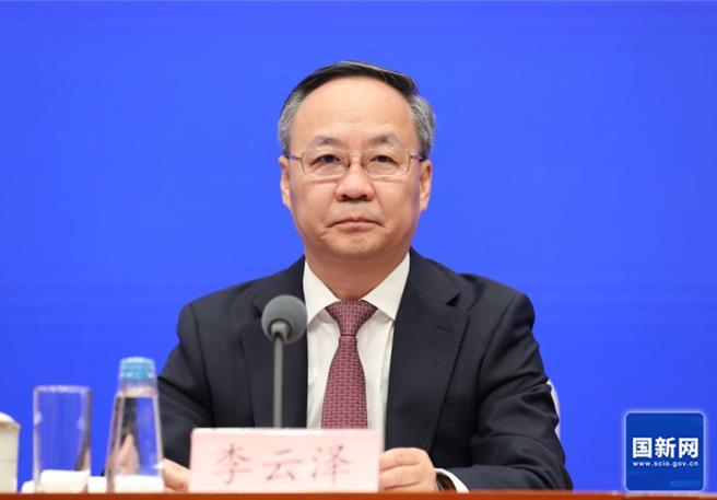 大陸國家金融監督管理總局局長李雲澤24日表示，截至目前，商業銀行已審批「白名單」項目超過5700個，審批通過融資金額達到1.43兆元人民幣，支持400多萬套住房如期交付。（摘自大陸國新辦官網）