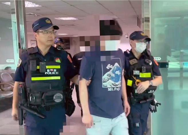 航警局查获机场白牌车黄牛（中）并移送法办。（航警局提供）