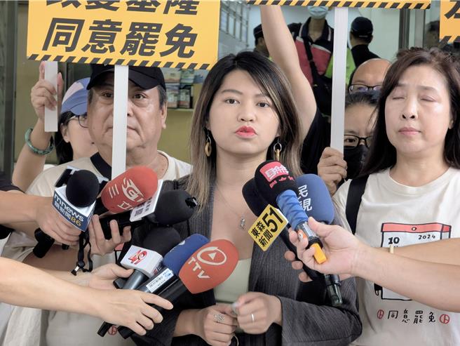 公民團體「山海公民拆樑行動」發言人李晏蓉（中）表示，近日基隆豪雨成災，更讓許多市民增添對基隆市長謝國樑的失望。（張志康攝）