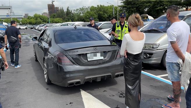 警方攔下葉女駕駛的賓士車盤查。（警方提供）