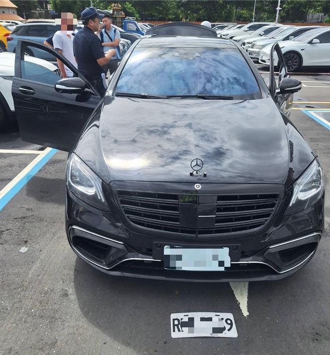 警方查獲賓士車懸掛假車牌。（警方提供）