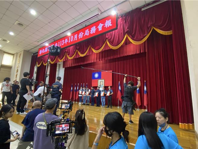  反诈骗公益电影「曙光」今天在彰化县警局拍摄局务会报场景。（孙英哲摄）