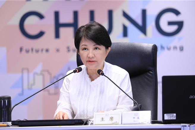 台中市公車肇事，市長盧秀燕24日提出5大方案亡羊補牢，綠營議員們炮轟「新瓶裝舊油」。（林欣儀攝）