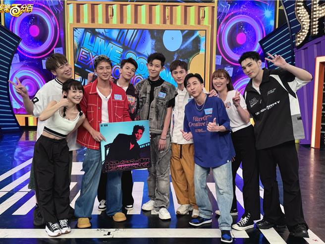 敖犬（中）、小煜（左三）、阿本（右四）一同上《娱乐百分百》同欢。（八大提供）