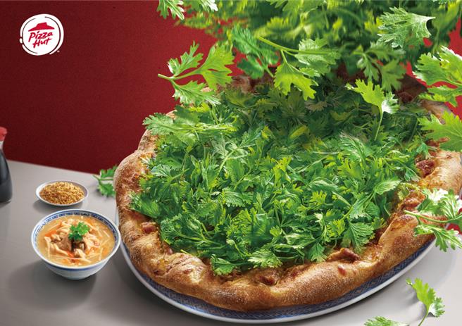 必勝客「香菜富翁肉羹比薩」以蒜味肉羹為基底，再覆蓋上滿滿香菜。（必勝客提供／朱世凱台北傳真）