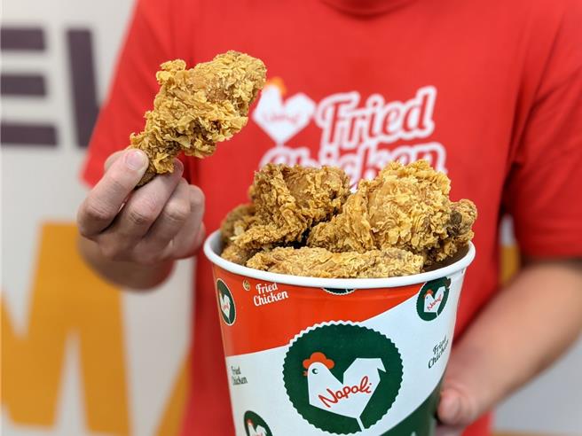 「拿坡里炸雞專賣店」限時推出「酷樂雞腿桶」買一桶送一斤。（三商餐飲提供／朱世凱台北傳真）