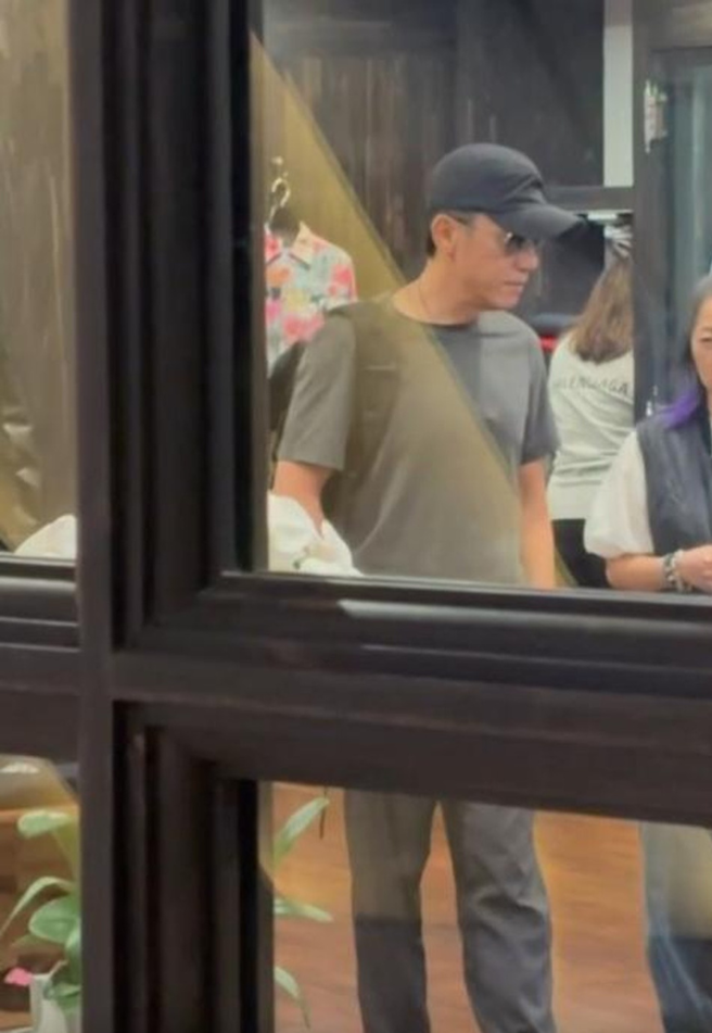 一名网友日前在中环某家店巧遇梁朝伟。（图／翻摄自小红书）