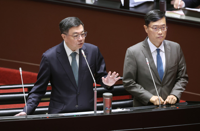 行政院長卓榮泰（左）24日赴立法院備詢。（姚志平攝）