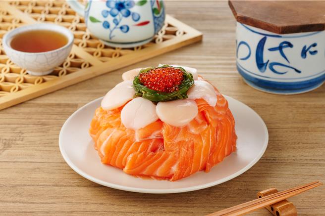 大润发日本周开跑，推出超吸睛鲑鱼生鱼片蛋糕。（大润发提供）