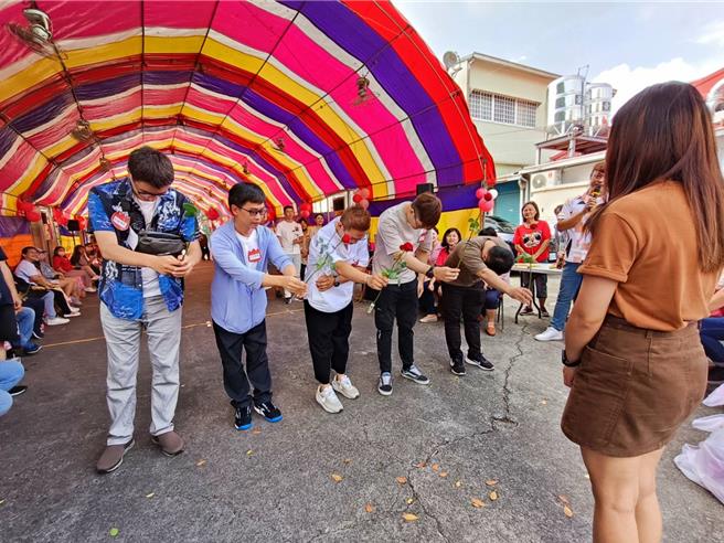 「月老星君天賜良緣」聯誼活動已成為旗山天后宮的重要年度盛事，每年吸引來自全台各地的青年男女報名參加，至今已配對成功男女近百對。（林雅惠攝）