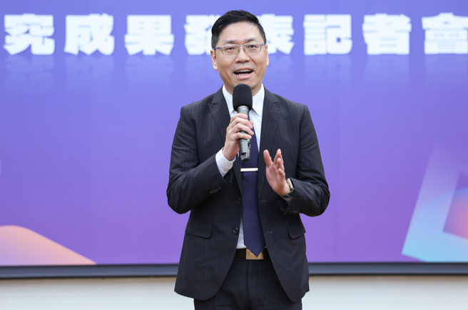 教育部24日举办「作伙学：学习歷程檔案审议计画、大学招生专业化发展调查计画」研究成果发表会，由高等教育司司长廖高贤（见图）主持。（陈俊吉摄）