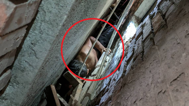 傻賊闖無人拉麵店行竊，超級糗！落跑卻卡防火巷被活逮。（翻攝畫面）