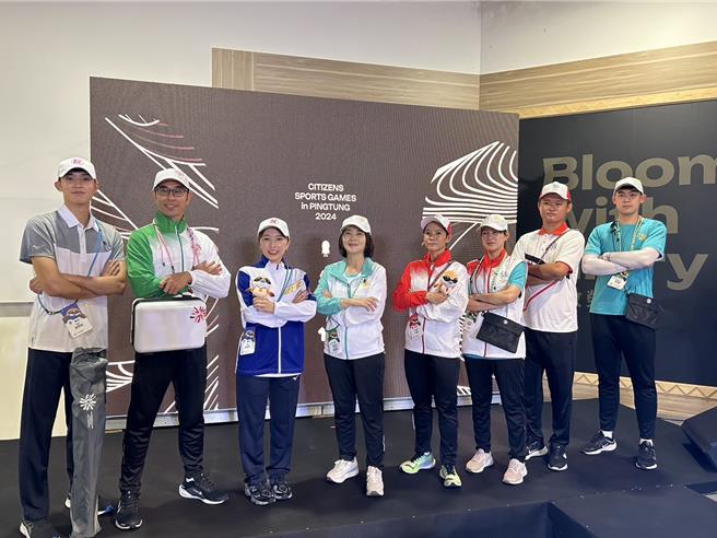 屏東縣長周春米24日攜手屏東縣代表隊舉行全民運宣傳品、紀念品、八大獎座暨服裝發表記者會。（謝佳潾攝）