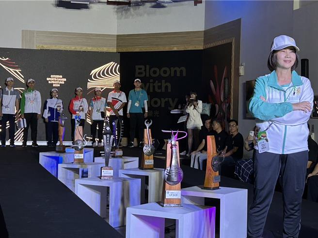 屏東縣長周春米24日攜手屏東縣代表隊舉行全民運宣傳品、紀念品、八大獎座暨服裝發表記者會。（謝佳潾攝）