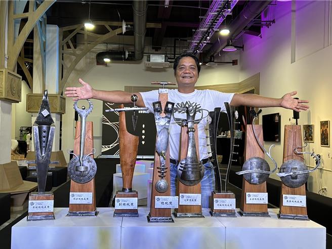 屏東縣政府特別邀請屏東在地知名排灣族藝術家尼誕．達給伐歷為大會設計8大獎座。（謝佳潾攝）