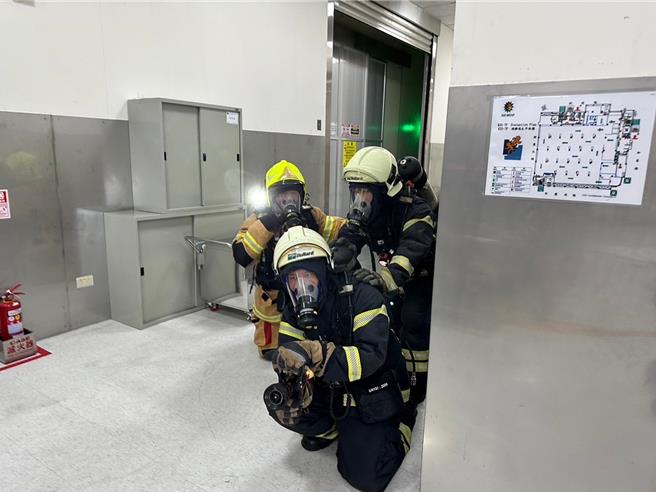 消防人员于火点进行射水压制。（翻摄照片／洪靖宜高雄传真）