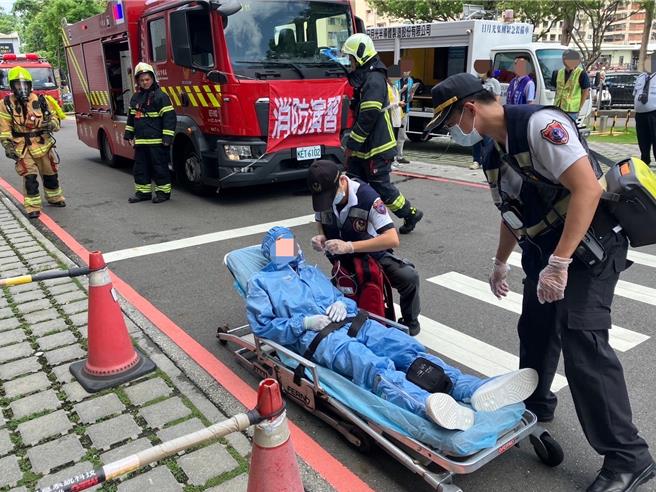 救护人员评估场所受困员工并给予适当处置。（翻摄照片／洪靖宜高雄传真）