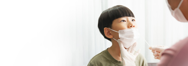 一名男童鼻孔塞進絨毛玩具，機警地請爸爸帶他就醫取出。（示意圖，Shutterstock／達志）