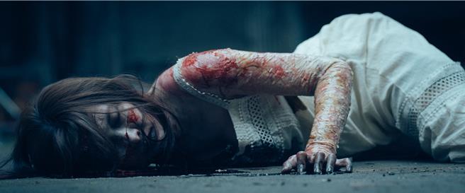 安心亚在片中饰演跳楼自杀的白衣女子。（剧匯文创提供）