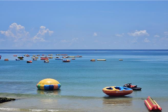 内政部召开协调会，针对垦丁沙滩管理、海域游憩具管理、观光夜市管理及适法性等进行检讨。图为垦丁南湾沙滩。（罗琦文摄）