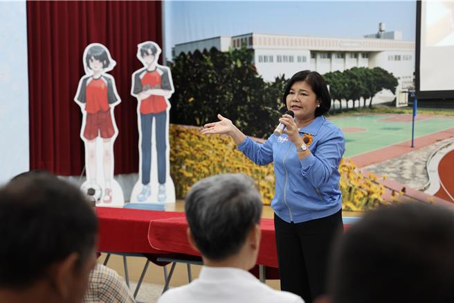 縣長張麗善（中）親自出席23日宜梧國中公辦民營公聽會。（周麗蘭攝）