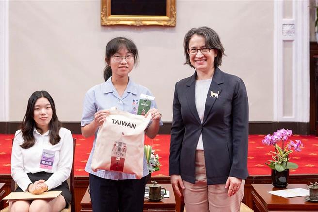 副总统萧美琴24日接见「2024 GiCS第4届寻找资安女婕思获奖团队」(总统府提供)