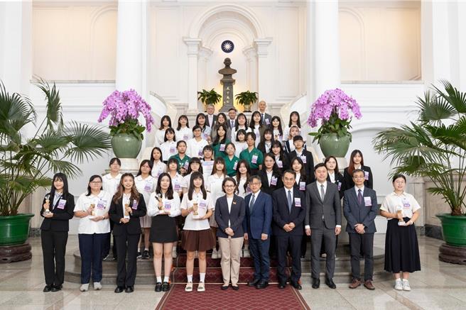 副总统萧美琴24日接见「2024 GiCS第4届寻找资安女婕思获奖团队」(总统府提供)