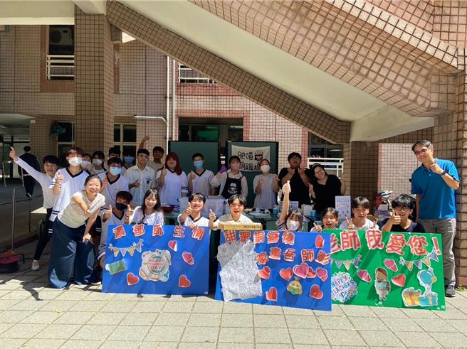 鶯歌工商學生歷年都會歡慶教師節，除送禮外也會製作感謝卡。（鶯歌工商提供）