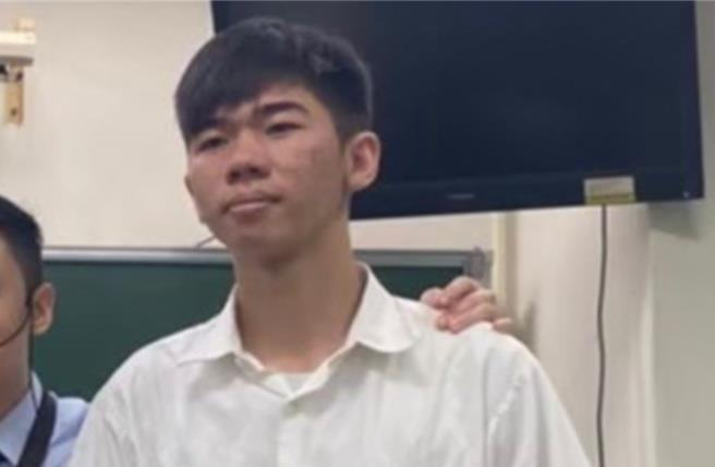 一名來自屏東的22歲郭宇軒上月27日稱赴陸旅遊卻失蹤，直到日前被國台辦抓到疑似從事詐騙正接受調查，郭媽媽懷疑是遭拐騙，希望有關單位盡速逮到幕後主使者避免更多小孩受害。（翻攝照片／任義宇高雄傳真）