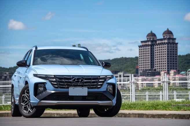 HYUNDAI次世代个性跑旅TUCSON L N Line，全车採用N Line专属「性能蓝」涂装，车头隐藏式飞翼日行灯拥有不容错认的辨识度，售价111.9万元。（陈大任摄）