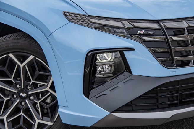 日行灯嵌有专属N Line铭板。（陈大任摄）