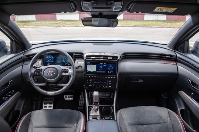 驾驶舱採取红黑配色，充满热血的赛道氛围。（陈大任摄）

